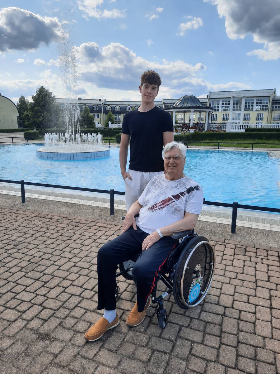 Julian Schwochert mit seinem Opa vor einem Kurhaus